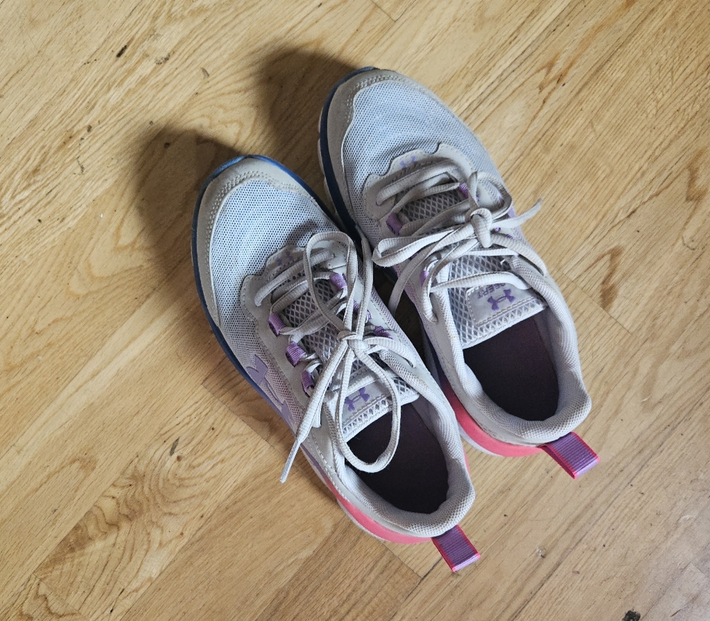 Kid shoes size size 4y